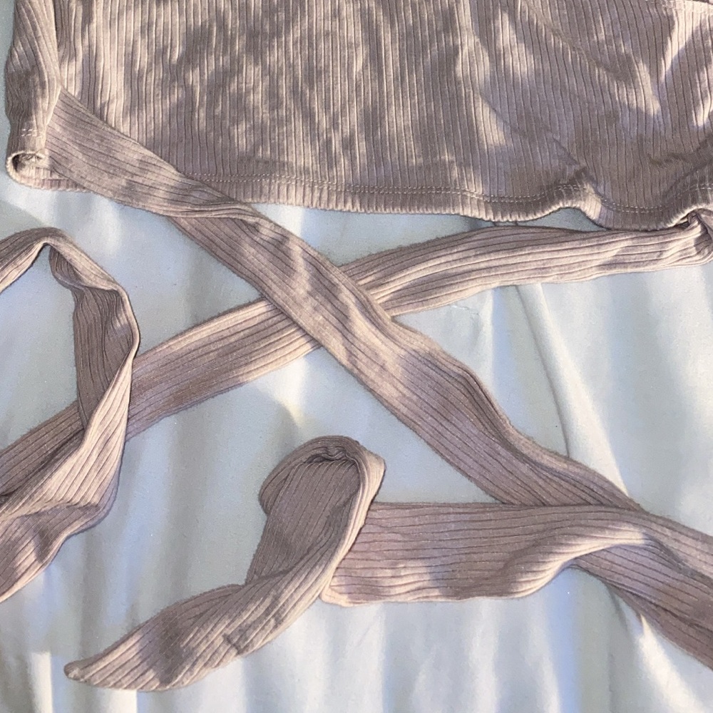 Light pink short sleeve wraps around the waist